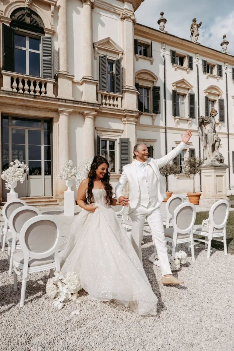 Anna & Paul lachen gemeinsam – emotionale Hochzeitsmomente