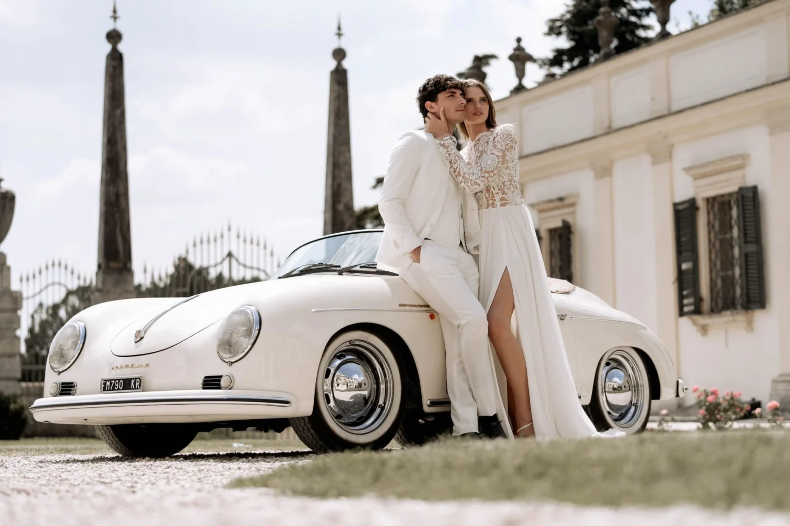 Brautpaar vor Oldtimer in Regensburg – stilvolle Hochzeitsreportage